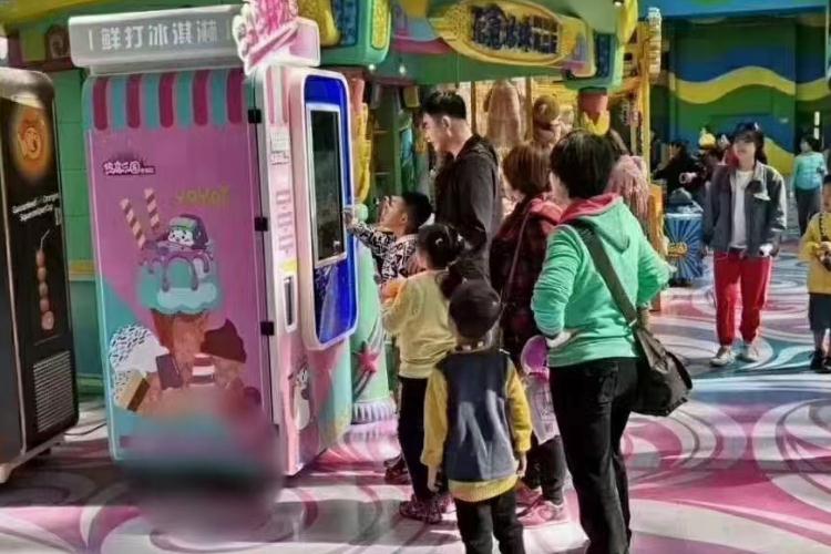 排隊(duì)買冰淇淋