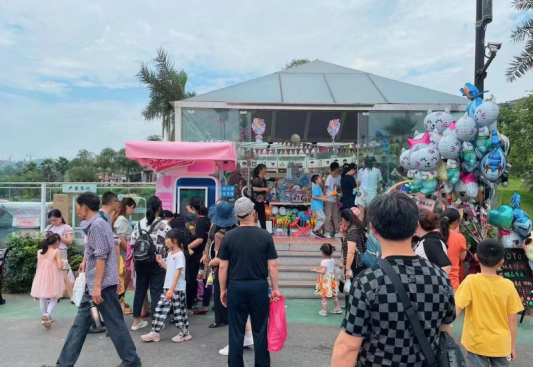 售賣中的冰淇淋售賣機(jī)