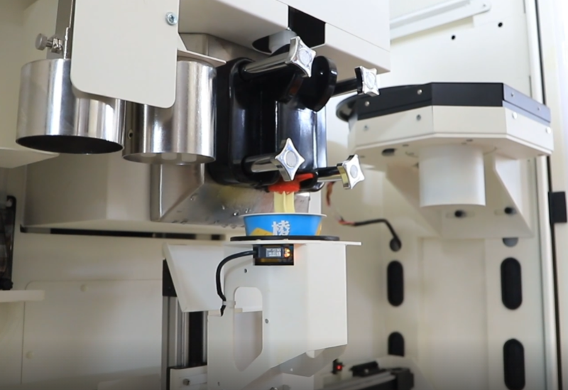 冰淇淋售賣機正在打冰淇淋