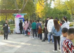 山東淄博人民公園里的自動(dòng)冰淇淋機(jī)竟然因?yàn)橐恢薄氨慌抨?duì)”上了熱搜？