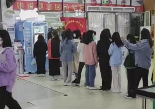 原來小雪花自動冰淇淋機(jī)這么賺錢 真是不看不知道